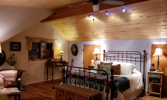 Mancos House | Mesa Verde Vista Upstairs Queen Suite - 5 min to Mesa Verde NatIonal Park