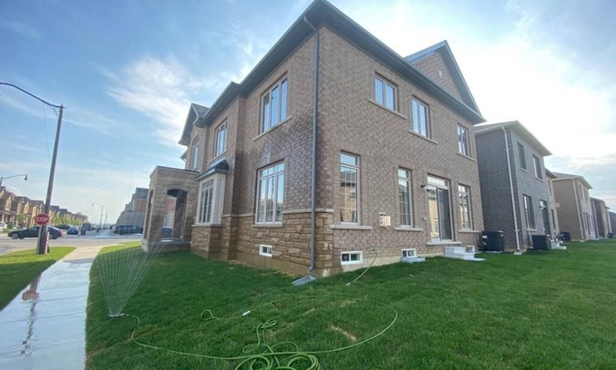 Brampton House | Mesmerizing 6 Bed 3.5 Bath Home - Open Concept Kitchen Living Dining & Parkings