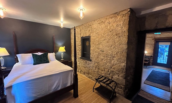 Elora Apartment | Metcalfe Suites - Old Stone Alcove