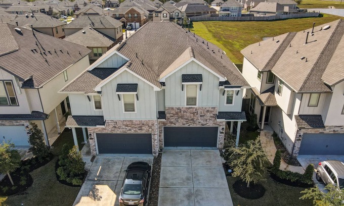 Richmond House | Meticulously-maintained 3-BR Townhouse w/ Backyard ~ Double-Story!