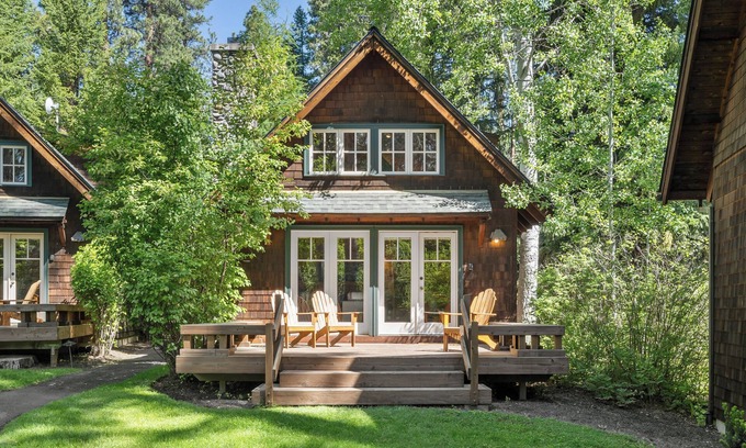 Camp Sherman Condo | Metolius River Resort Cabin 2 Luxurious cabin on the Metolius River w/fireplace