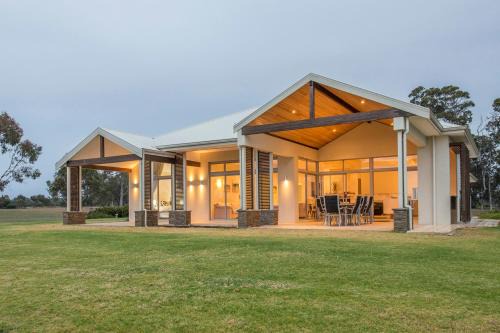 Wilyabrup House | Metricup House - elegant country retreat