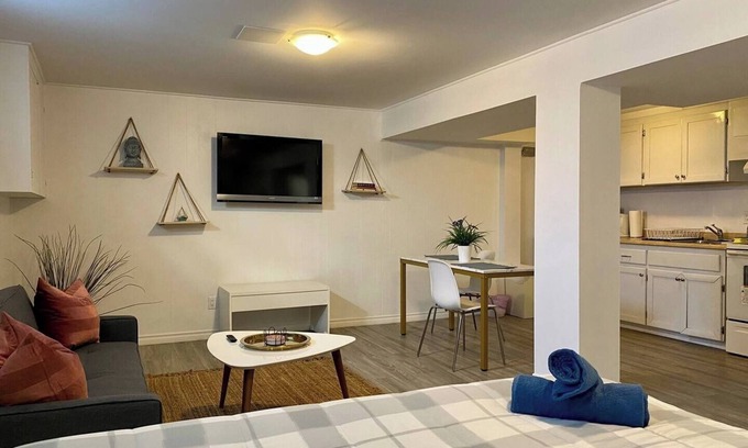 Victoria Village Villa | Metro Luxe Stay