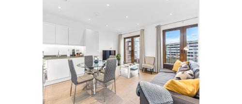 St Albans Apartment | Metropolitan Luxury: Chic 2BR Flat in St. Albans