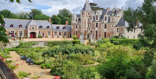 Vernou-sur-Brenne Apartment | MEUBLE PANORAMIQUE 2 à 6 PERSONNES AU CHÂTEAU DE JALLANGES