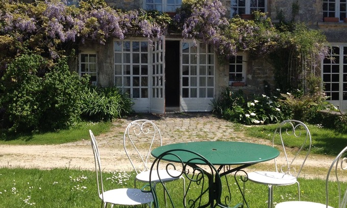 Brix Cottage | Mews Cottage within the grounds of Chateau Le Mont Epinguet