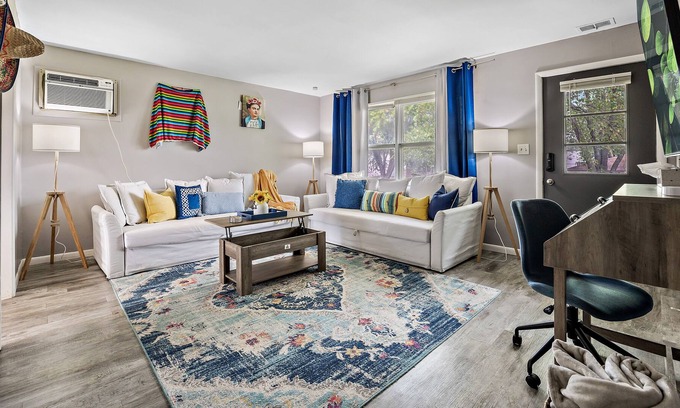 Aurora Condo | Mexican Themed Cozy Apt in Aurora/75" TV/FastWiFi/AppleTV/Disney+/YouTubeTV