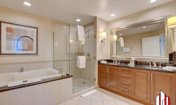 Las Vegas Condo | MGM Signature-34-819 F1 Track & Strip View Studio