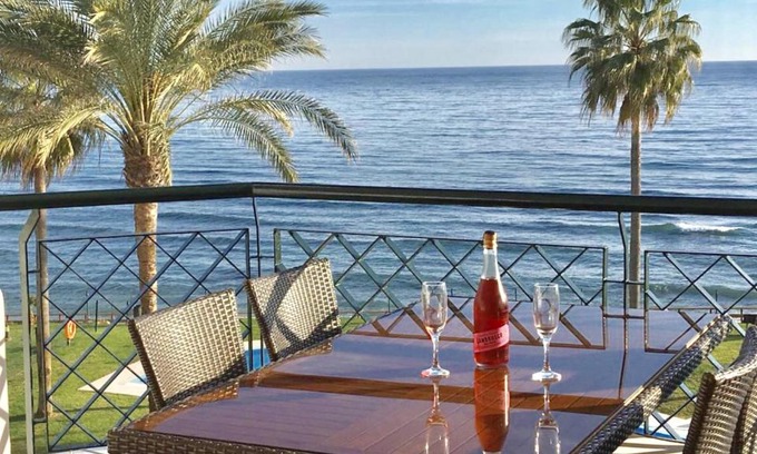 Sitio de Calahonda Apartment | MI CAPRICHO B16 Beachfront Apartment