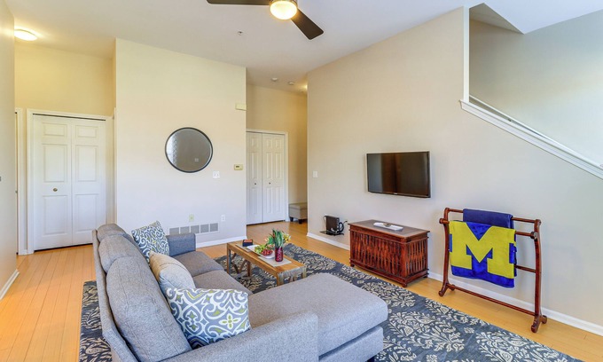 Northville Condo | Michigan Townhome w/Smart TV: 25 Mi to Detroit!
