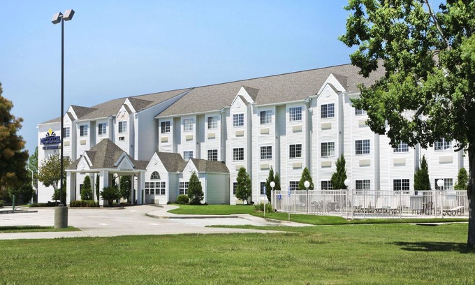 Broadmoor Hotel | Microtel Inn & Suites by Wyndham Baton Rouge
