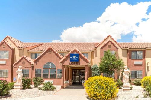 Allison Hotel | Microtel Inn & Suites by Wyndham Gallup - PET FRIENDLY