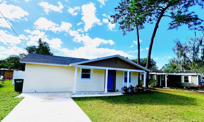 Temple Crest House | Mid Cent Modern near Beach 🏖 Bush Gardens 🎢 USF 🎓