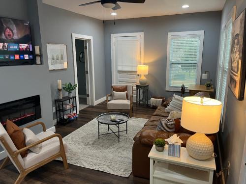 Monroe House | Mid Century 1/4 mile to Downtown Main Street - breweries, coffee, dining, shops