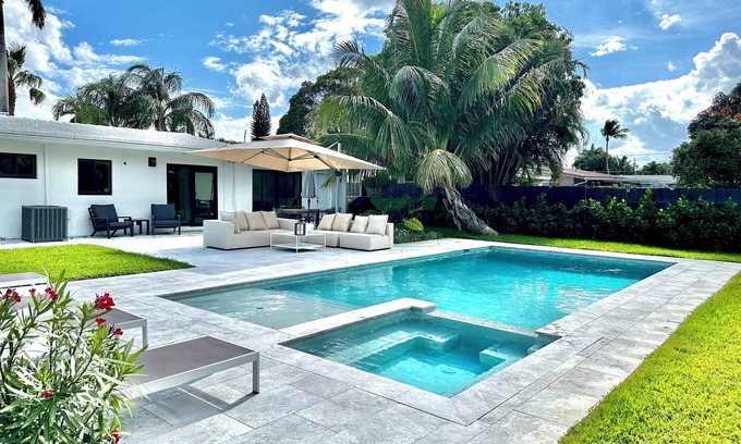 Central Corals House | Mid-Century Coastal Paradise