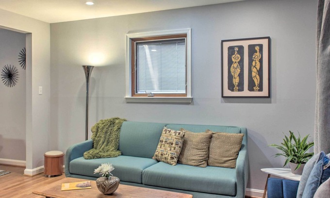 North Bethesda House | Mid-Century Gem: Dog-Friendly Home Near DC!