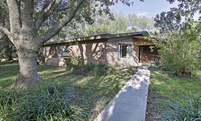 Brownsville House | Mid-Century Hideaway Spacious Brownsville Home!