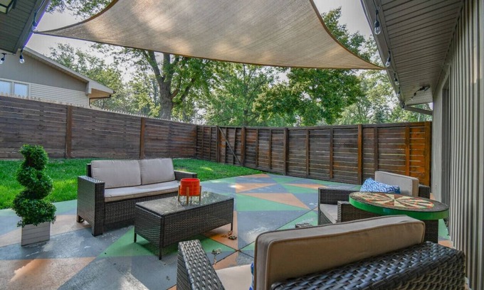 Lincoln House | Mid-Century Manor-1950s Retro Hollywood Experience
