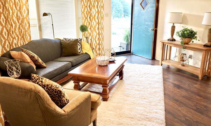 Memphis House | Mid-Century Modern , 2 bedrooms, 3 TVs, 2 living areas. Nurses welcome