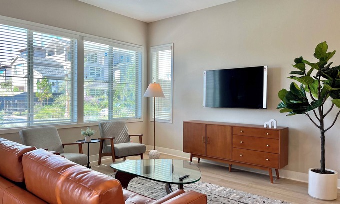 Irvine House | Mid-Century Modern 3-Bedroom Home in Heart of Irvine