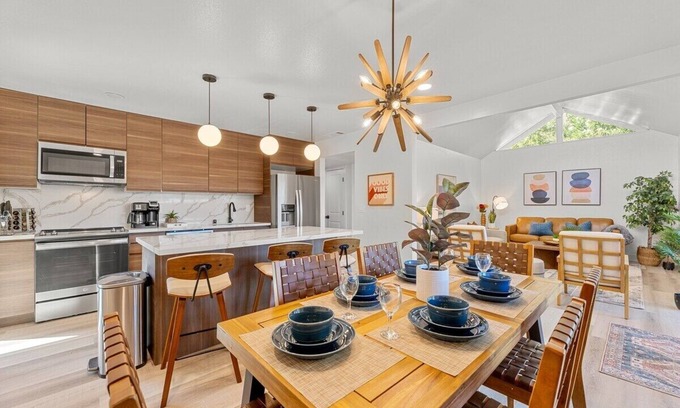 Carmichael House | Mid-Century Modern-GameRoom-Pool-Hot Tub-Sleeps10