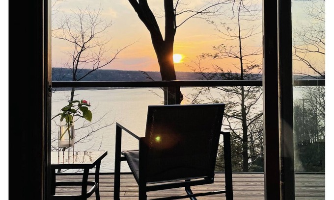 Ithaca House | Mid-Century modern Lakeview Stay