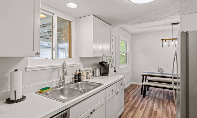 Walnut Grove House | Mid-century modern - Spacious - Patio & BBQ