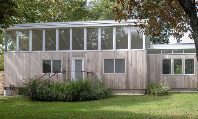 Shorewood House | Mid-century on idyllic pasture like setting with pond