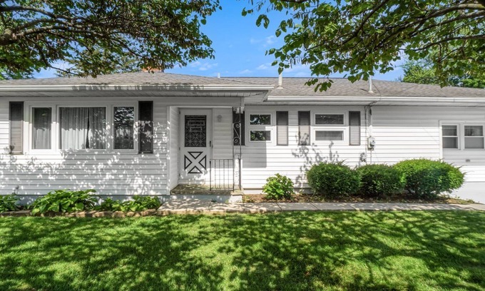 Reynoldsburg House | Mid-Century ranch home close to downtown