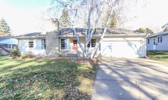 Sioux Falls House | Mid-Century Spacious Ranch
