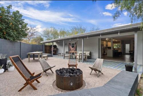Encanto House | Mid-Century Stunner/Large Yard and Patio for Indoor/Outdoor Living