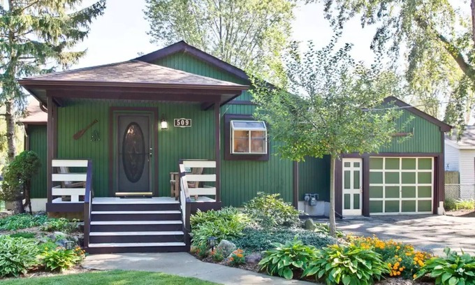 Fox Lake House | Mid Century Stunner on the Chain O'Lakes