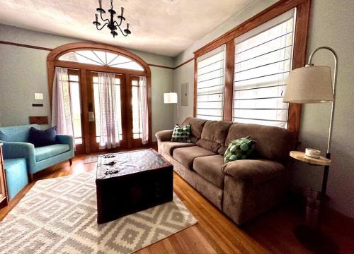 Mid-City Apartment | Mid City 2 BR- beautiful, renovated Arts & Crafts Flat