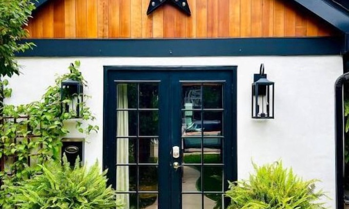 Louisville Apartment | Mid/Mod ' Little House' in Old Town Louisvillenn