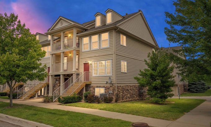 Pontiac Condo | Mid Term to Long Term Stay - Cozy End Unit Condo FURNISHED with 1 car Garage!