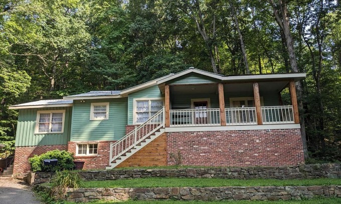 Fort Payne Apartment | MidCentury Charm-Tranquil Setting-Walk to Downtown