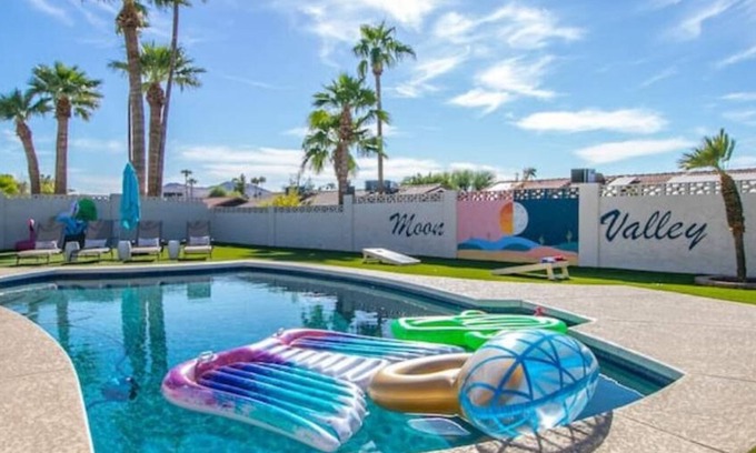 Sandahl Homes House | MidCentury Luxe+HeatedPool+OutdoorTV&Games+Mural