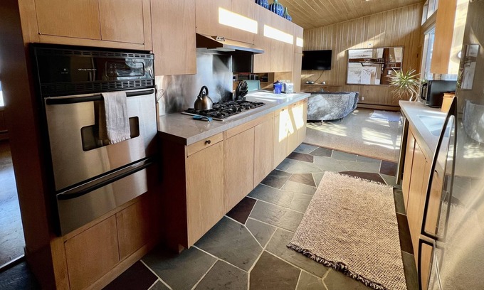 Cedar Falls Ski Chalet | Midcentury Modern Delight - 3 Bedroom in Cedar Falls