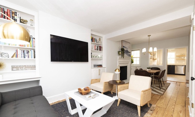 Historic District House | ★ Midcentury Modern Getaway ★ Prime Location ★