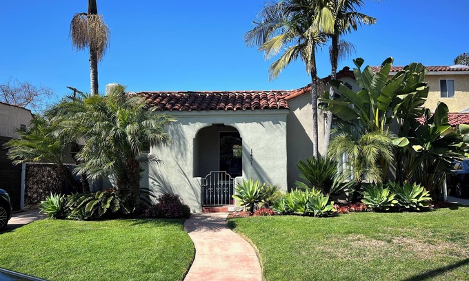 Mid-Wilshire House | MidCity Oasis: Charming 2-br 2-ba house w/porch, fireplace & giant yard!