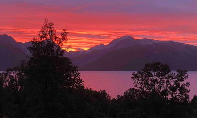 Tromso House | Midnight Sun Aurora