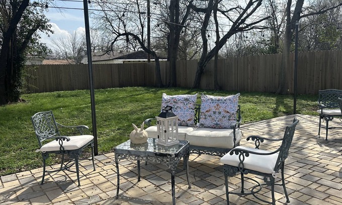 Waco House | Midterm cottage rental in the heart of Waco. Very private. Light and bright. n