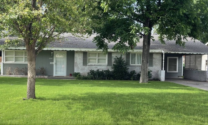 Sayles Blvd. Area House | Midtown Abi House