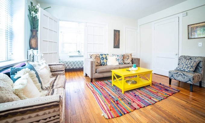 Southmoreland Apartment | Midtown Apartment Near Westport, Plaza, & Downtown