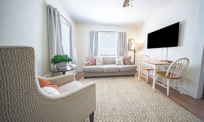 Mobile Apartment | Midtown Comfort 2 BDR Flat - 18B