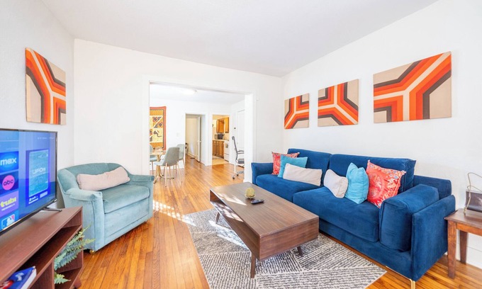 Southmoreland Apartment | Midtown Funk! Private Entry - Central KC!