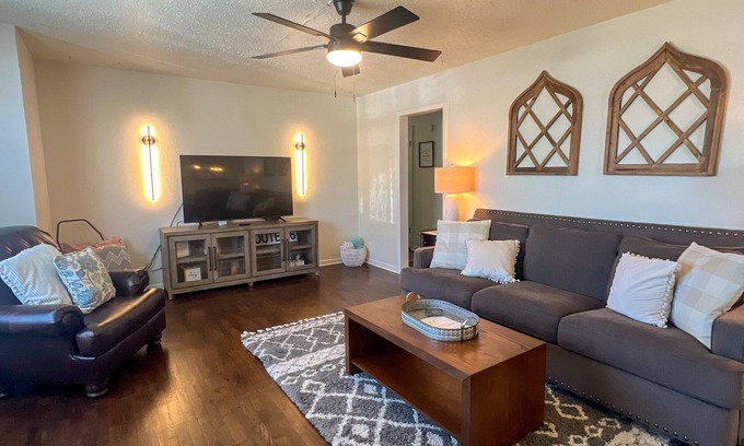 Joplin House | Midtown ~ Route 66 Rancher: Right by 249 HWY