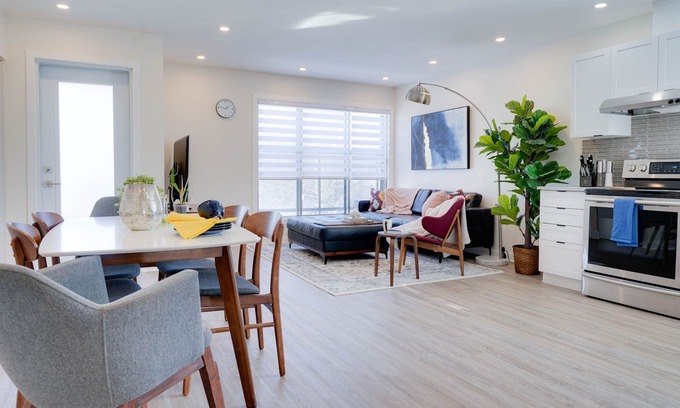 Ahuntsic-Cartierville Apartment | Midtown Sun Drenched Well Furnished 2BR No Clean $