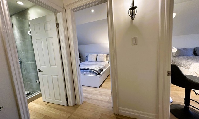 Bedford Park House | Midtown Tree House - 2 Bedrooms - Lawrence Subway
