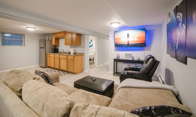 Clearing House | βοΈ π Midway Airport 2 Bedroom w/ full kitchen πβοΈ